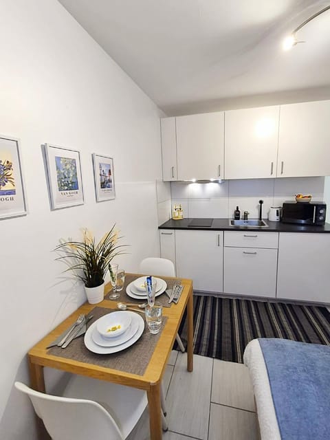 Kitchen or kitchenette, Living room, Seating area, Dining area, stove