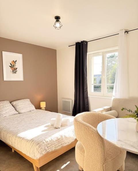 Bed, Photo of the whole room, Seating area