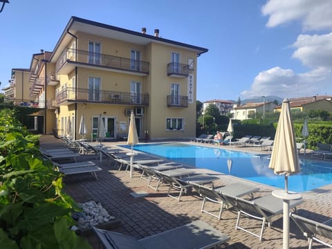 Property building, Swimming pool, sunbed