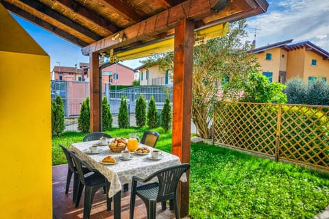 Property building, Patio, Day, Garden, View (from property/room), Food and drinks, Dining area, Food, Garden view