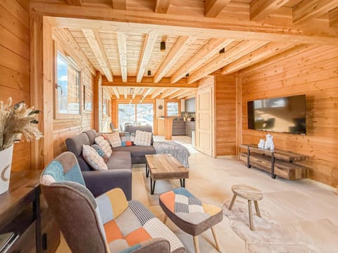 Communal lounge/ TV room, TV and multimedia, Living room, Evening entertainment