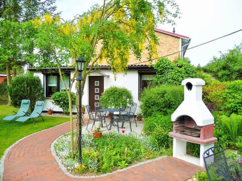 Property building, Facade/entrance, Day, BBQ facilities, Garden, Balcony/Terrace, Garden view
