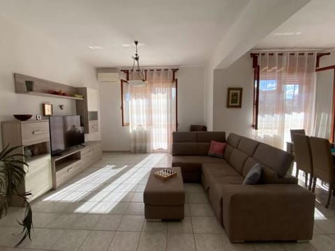 Communal lounge/ TV room, TV and multimedia, Living room, air conditioner