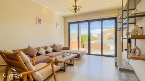 Communal lounge/ TV room, TV and multimedia, Living room, Seating area, Pool view