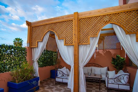 Patio, Day, Garden, Living room