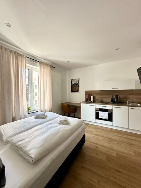 Bed, TV and multimedia, Bedroom, towels