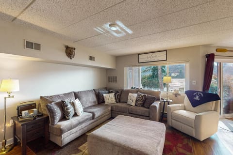 Lakefront Poconos Retreat! Pool and Hot Tub Access Apartment in Big Boulder Lake