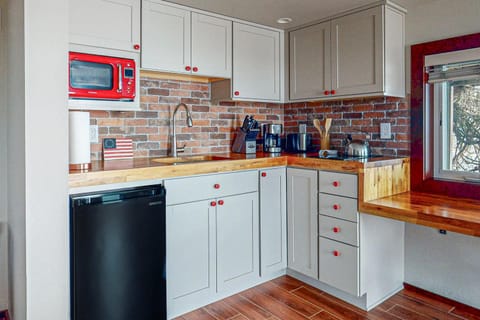 Stunning Sunsets! Camano Retreat, Close to Beaches Apartment in Camano Island