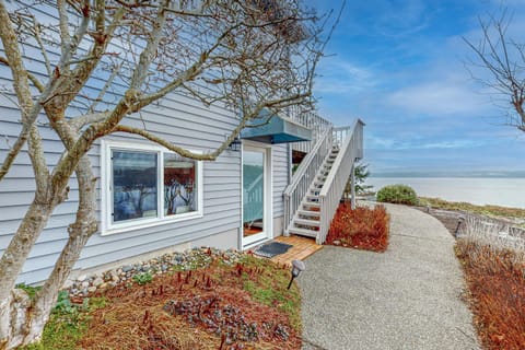 Stunning Sunsets! Camano Retreat, Close to Beaches Apartment in Camano Island