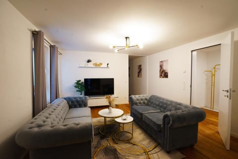 Communal lounge/ TV room, TV and multimedia, Living room, Seating area, Evening entertainment