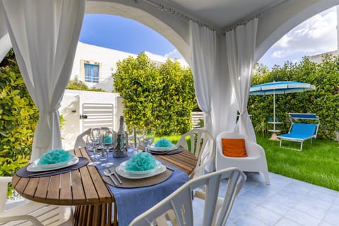 Property building, Balcony/Terrace, Living room