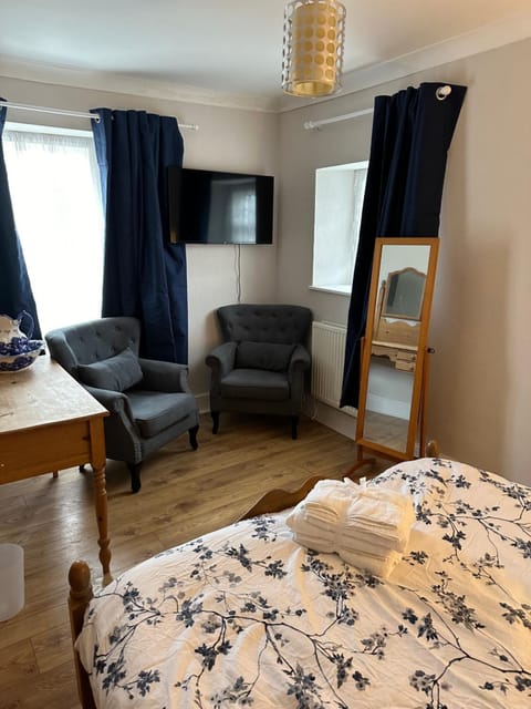 Bed, TV and multimedia, Photo of the whole room, Seating area