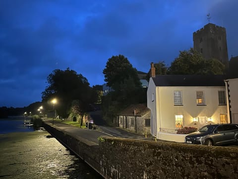 Property building, Night, Natural landscape, Landmark view, River view, Location, Parking