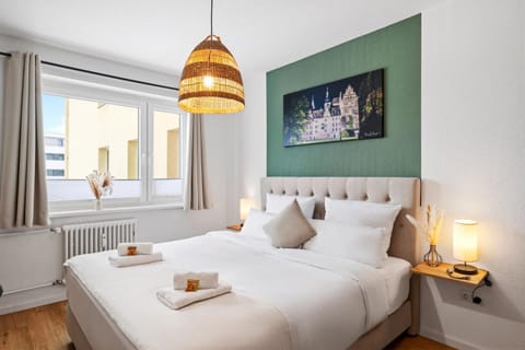 Bed, Living room, Photo of the whole room, Seating area, Bedroom, internet, internet, towels