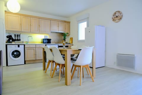 Coffee/tea facilities, Kitchen or kitchenette, Dining area, dishwasher, oven, stove, washing machine
