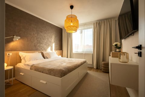 Bed, TV and multimedia, Bedroom