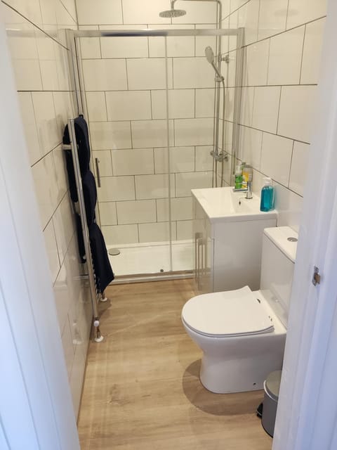 Self Check-in Micro Studio for max 2 guests in Central location RG4 with your own Kitchenette Bathroom Parking and Shared Garden Apartment in Reading