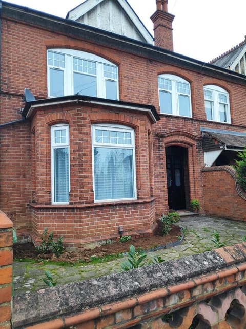 Self Check-in Micro Studio for max 2 guests in Central location RG4 with your own Kitchenette Bathroom Parking and Shared Garden Apartment in Reading