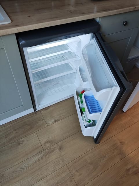 Self Check-in Micro Studio for max 2 guests in Central location RG4 with your own Kitchenette Bathroom Parking and Shared Garden Apartment in Reading