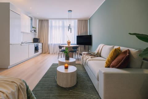 Communal lounge/ TV room, TV and multimedia, Kitchen or kitchenette, Living room, Dining area, stove