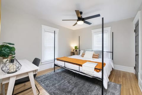 Walk to Highland Square, Sleeps 8 House in Akron