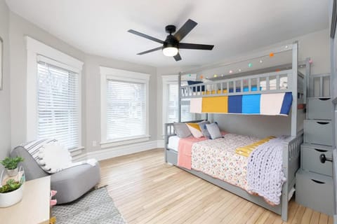 Walk to Highland Square, Sleeps 8 House in Akron