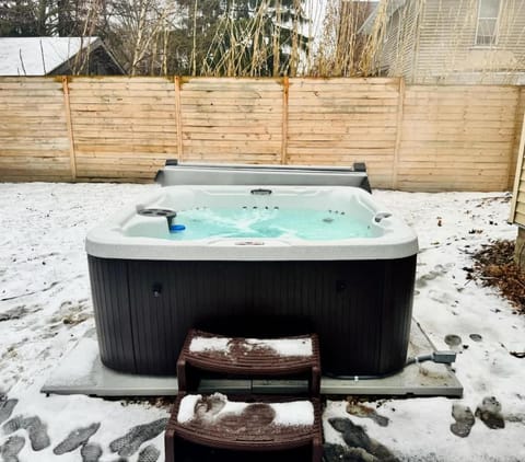 Walk to Highland Square, Sleeps 8 House in Akron