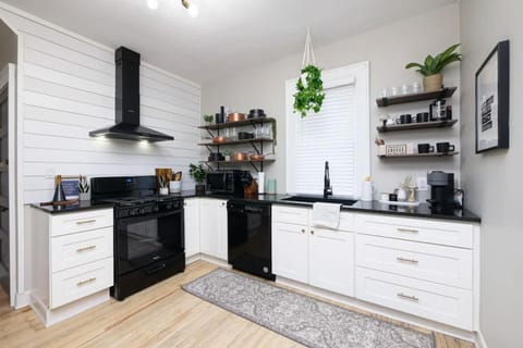 Walk to Highland Square, Sleeps 8 House in Akron