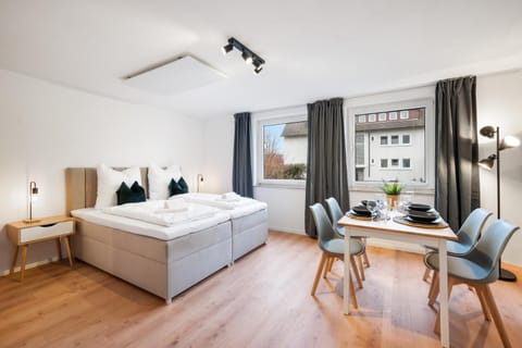 Bed, TV and multimedia, Photo of the whole room, Seating area, Dining area, Bedroom, towels