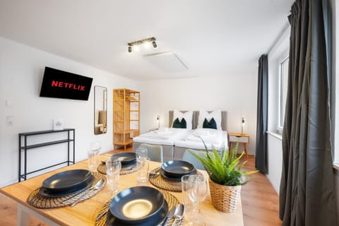 Bed, TV and multimedia, Photo of the whole room, Dining area, Bedroom, towels