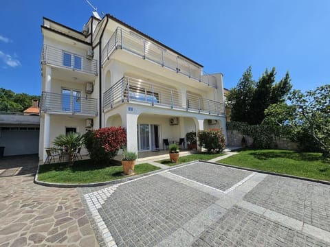 Property building, Neighbourhood, Garden