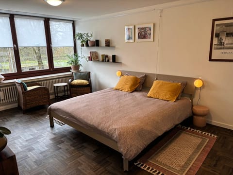Bed, Photo of the whole room, Seating area, Bedroom