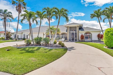 Cape Escape-Canalfront, Dock, Gulf Access, Pool, Spa, Lanai, House in Cape Coral