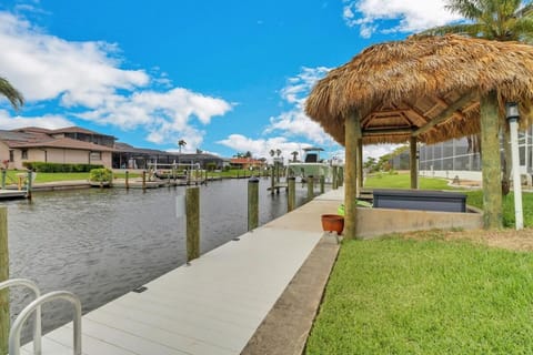 Cape Escape-Canalfront, Dock, Gulf Access, Pool, Spa, Lanai, House in Cape Coral