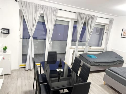 Bed, Living room, Photo of the whole room, Seating area, Dining area, Bedroom
