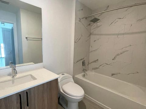 Apartamento a 5 minutos de Brickel no amubleado para estancias largas Apartment in Brickell