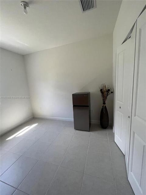 Apartamento a 5 minutos de Brickel no amubleado para estancias largas Apartment in Brickell