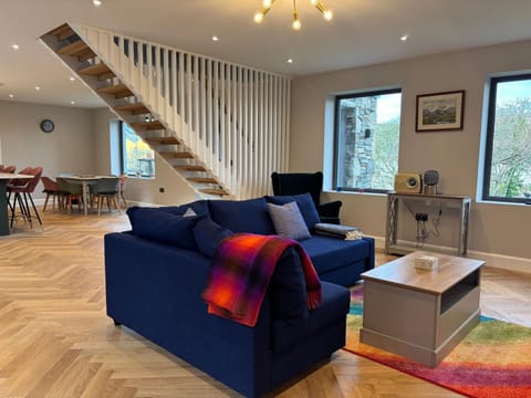 Property building, Communal lounge/ TV room, TV and multimedia, Living room, Seating area, internet