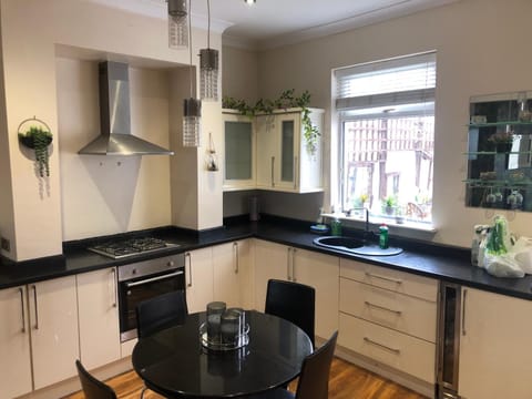 Kitchen or kitchenette, Dining area, oven, stove