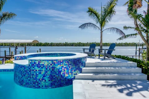 Escape to Paradise - Luxury Back Bay - Manatee Hideaway - Roelens House in Estero Island
