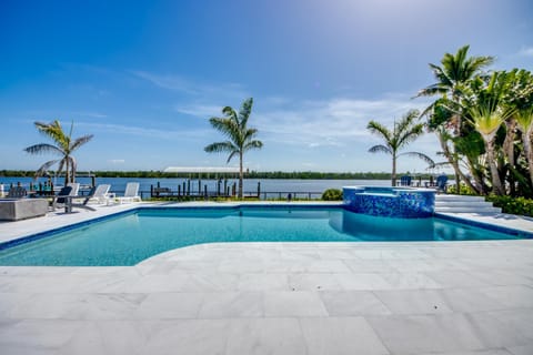 Escape to Paradise - Luxury Back Bay - Manatee Hideaway - Roelens House in Estero Island