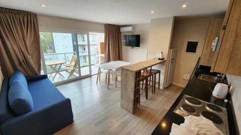 TV and multimedia, Kitchen or kitchenette, Living room