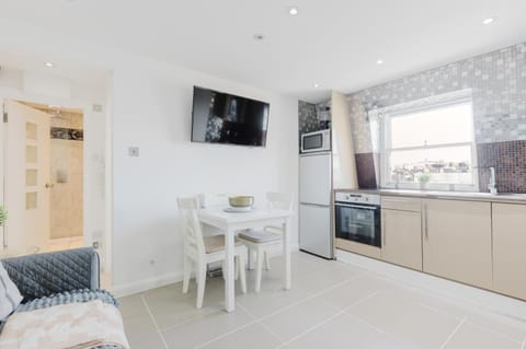 TV and multimedia, Kitchen or kitchenette, Living room, Seating area, Dining area, oven, stove