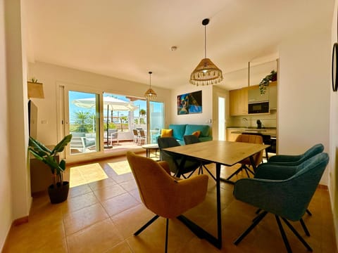 TV and multimedia, Living room, Seating area, Dining area