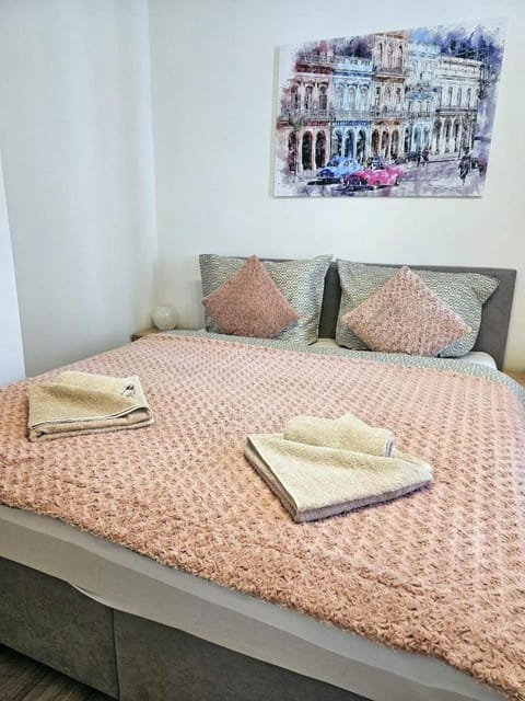 Bed, Bedroom, towels