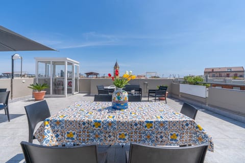 Property building, Balcony/Terrace, Living room