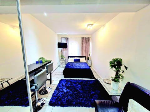 Bed, TV and multimedia, Bedroom