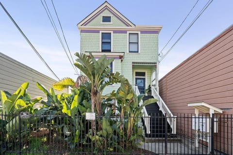 Beautiful Top Floor Getaway in Beach Town Apartment in Alameda