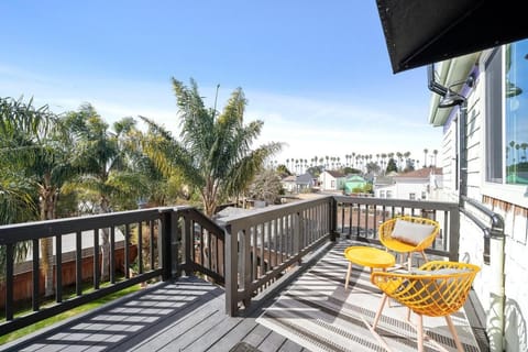 Beautiful Top Floor Getaway in Beach Town Apartment in Alameda