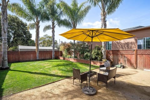 Beautiful Top Floor Getaway in Beach Town Apartment in Alameda